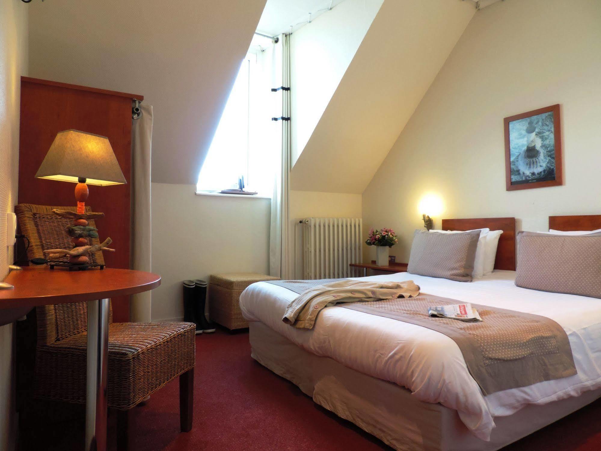 Hotel Aux Tamaris - Vue Mer รอสกอฟ ภายนอก รูปภาพ