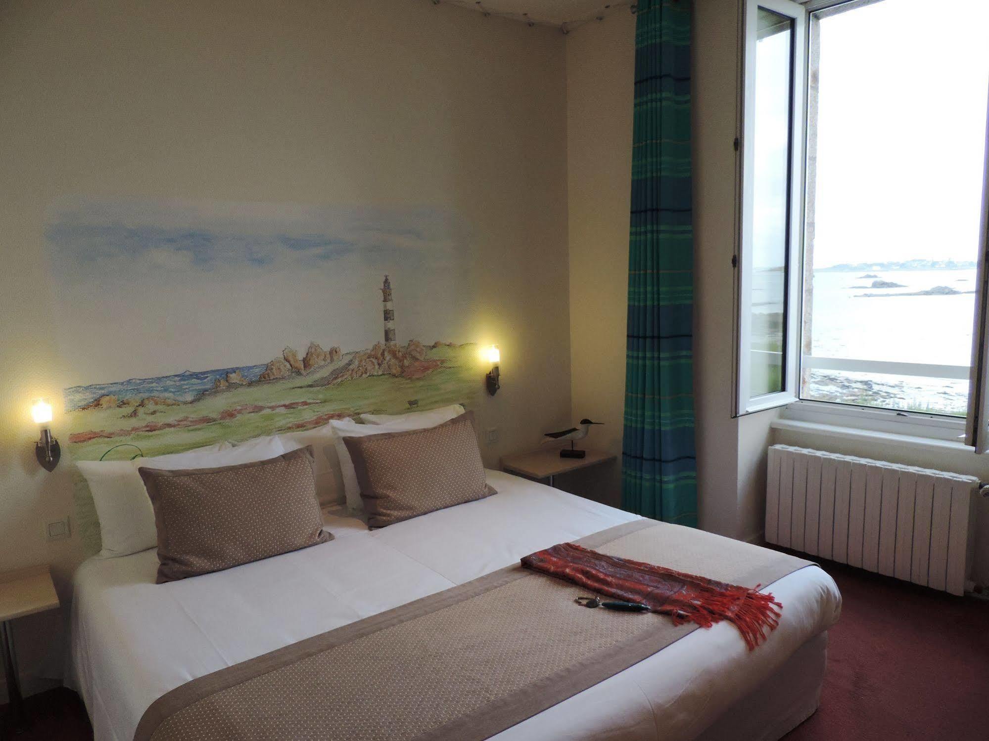 Hotel Aux Tamaris - Vue Mer รอสกอฟ ภายนอก รูปภาพ