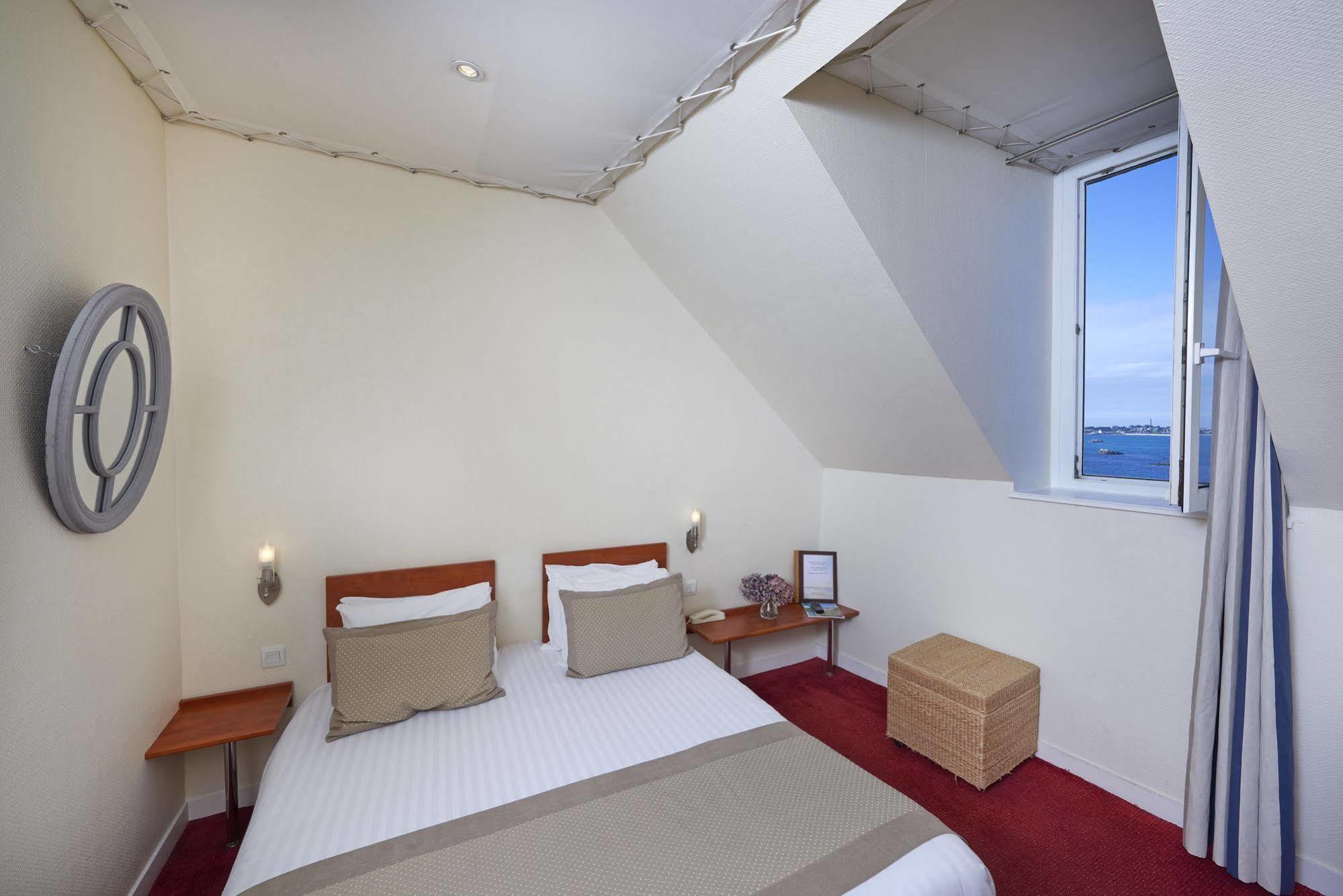 Hotel Aux Tamaris - Vue Mer รอสกอฟ ภายนอก รูปภาพ
