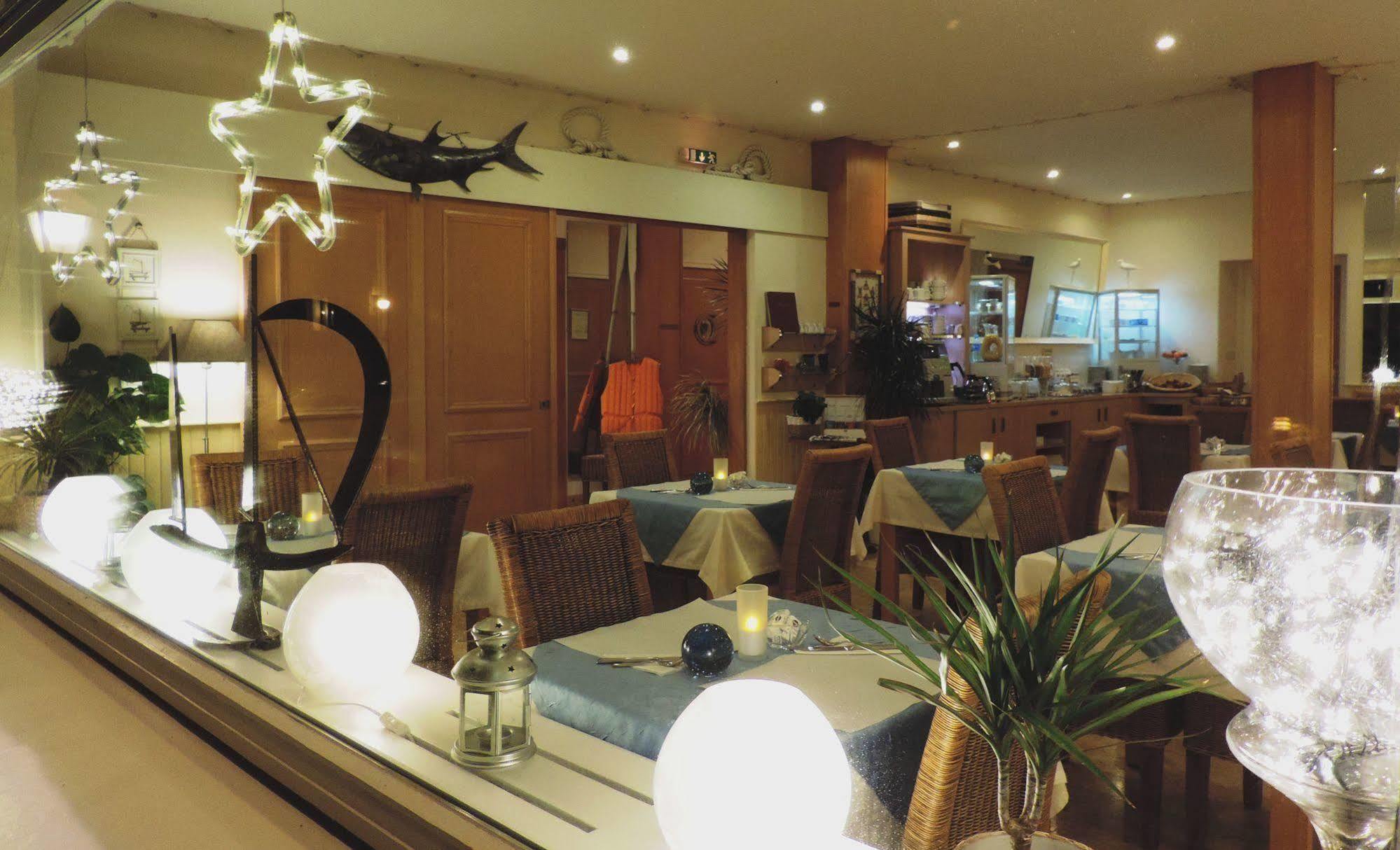 Hotel Aux Tamaris - Vue Mer รอสกอฟ ภายนอก รูปภาพ