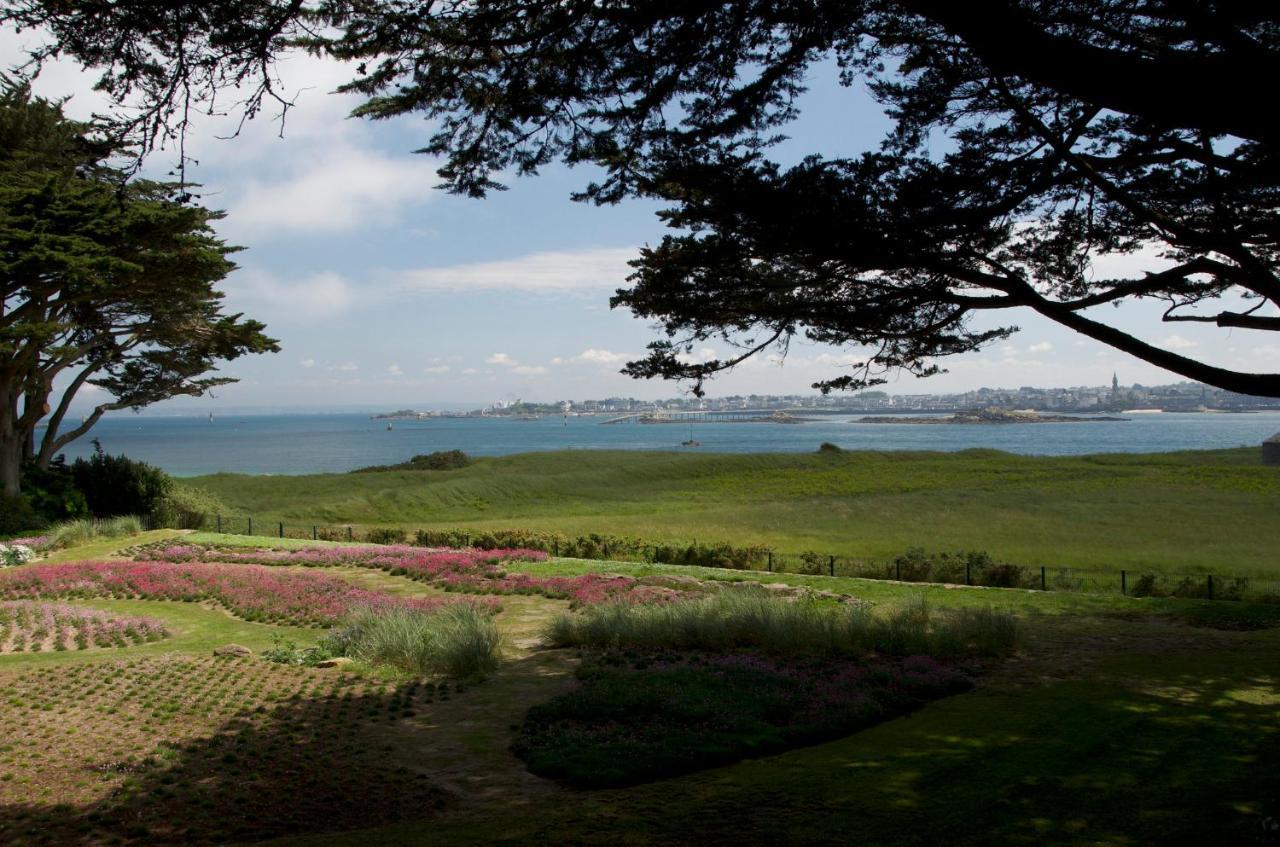 Hotel Aux Tamaris - Vue Mer รอสกอฟ ภายนอก รูปภาพ